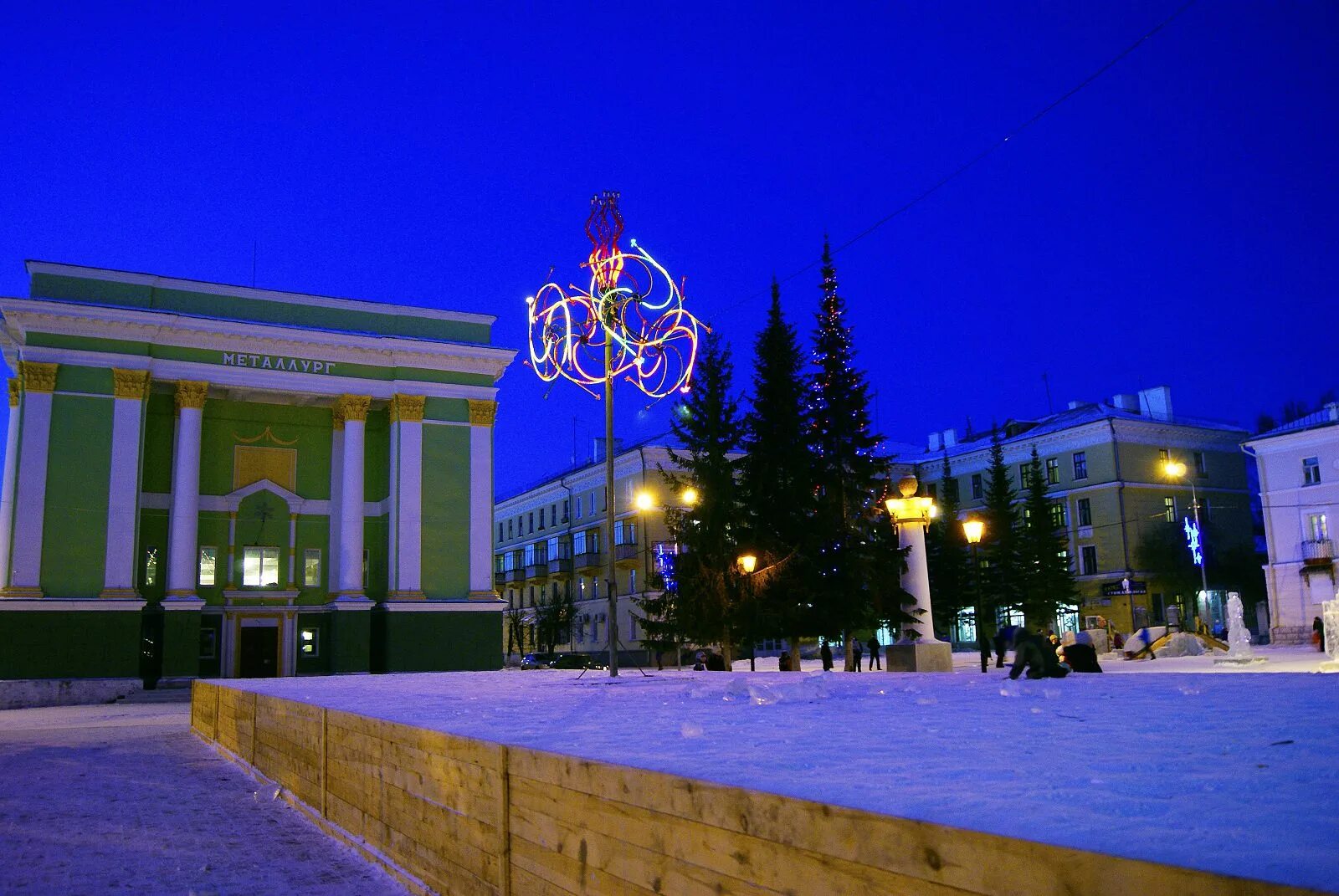 Площадь Белорецка зимой. Площадь Металлургов Белорецк. Площадь Белорецк вечер. Белорецк Башкирия.