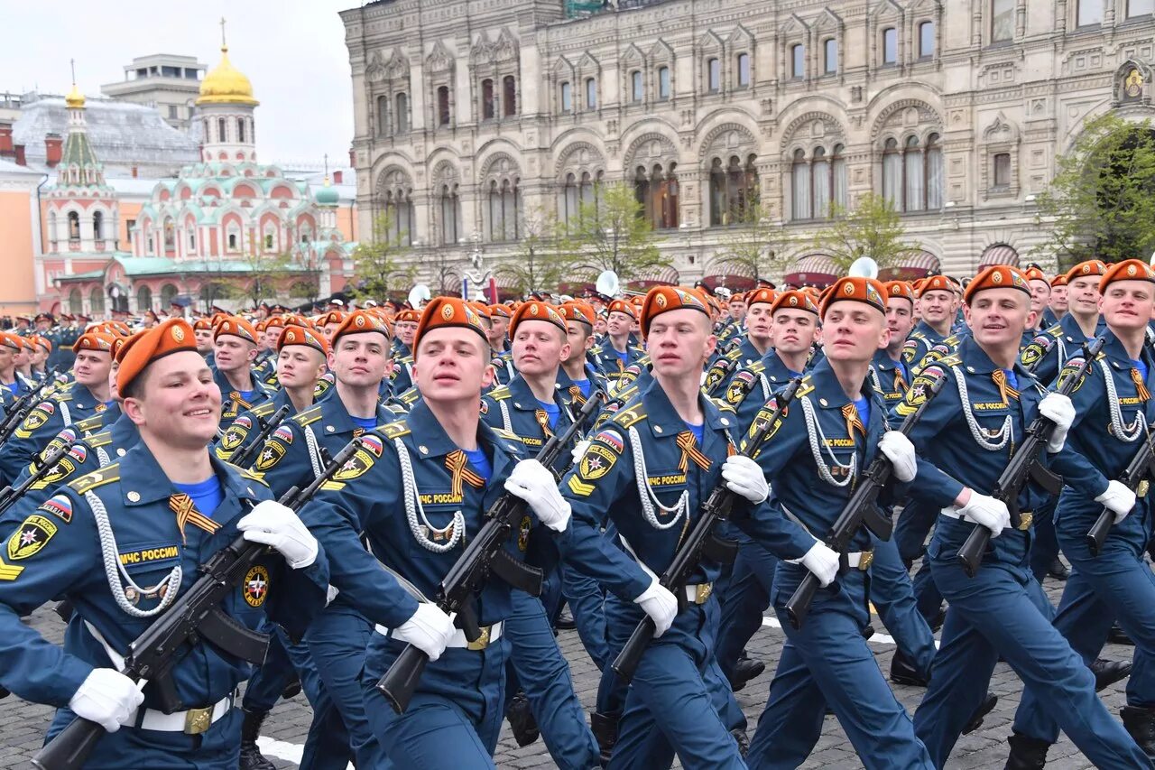 Парад в москве участники. Курсанты АГЗ МЧС России. Парадная форма МЧС России АГЗ. Парад Победы АГЗ МЧС России. АГЗ МЧС парад красная площадь.