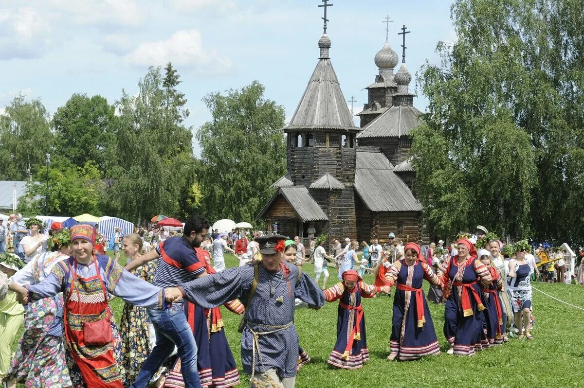 Троица празднование. Троица народные гуляния. Фольклорный праздник. Фольклорный праздник троица. Что празднуют в троицу.