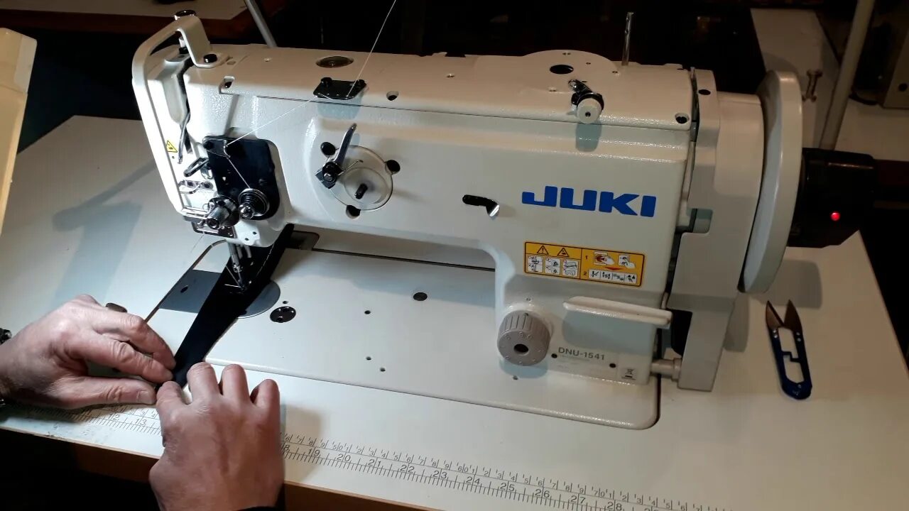 Швейная машинка тройное. Швейная машинка Джуки 1541. Juki швейная машинка 90 Вт. Juki модель dnu-1541. Juki dnu 1541 аналог.