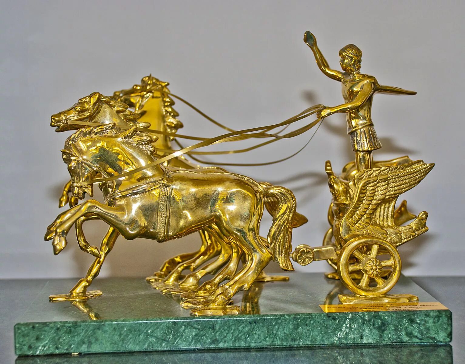 Золотые фигурки. Фаэтон колесница древняя Греция. Бог солнца Гелиос на колеснице. Золотая колесница Гелиоса. Гелиос Бог статуэтка.