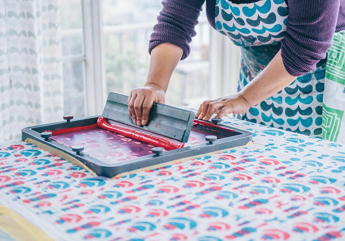 Screen printing. Silk screen printing. покрашенная принт на ткань. ткань дисплей. скринпринт.