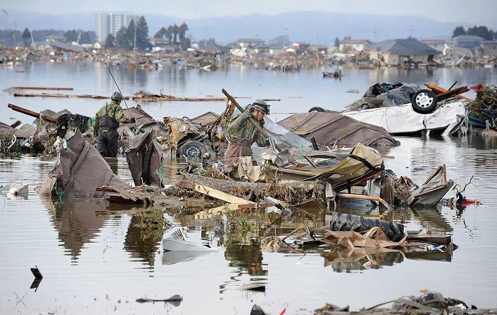 Tsunami natural disaster. ЦУНАМИ В Японии в 2011. Фукусима землетрясение и ЦУНАМИ. ЦУНАМИ Япония 2005. Earthquake Japan 2011.