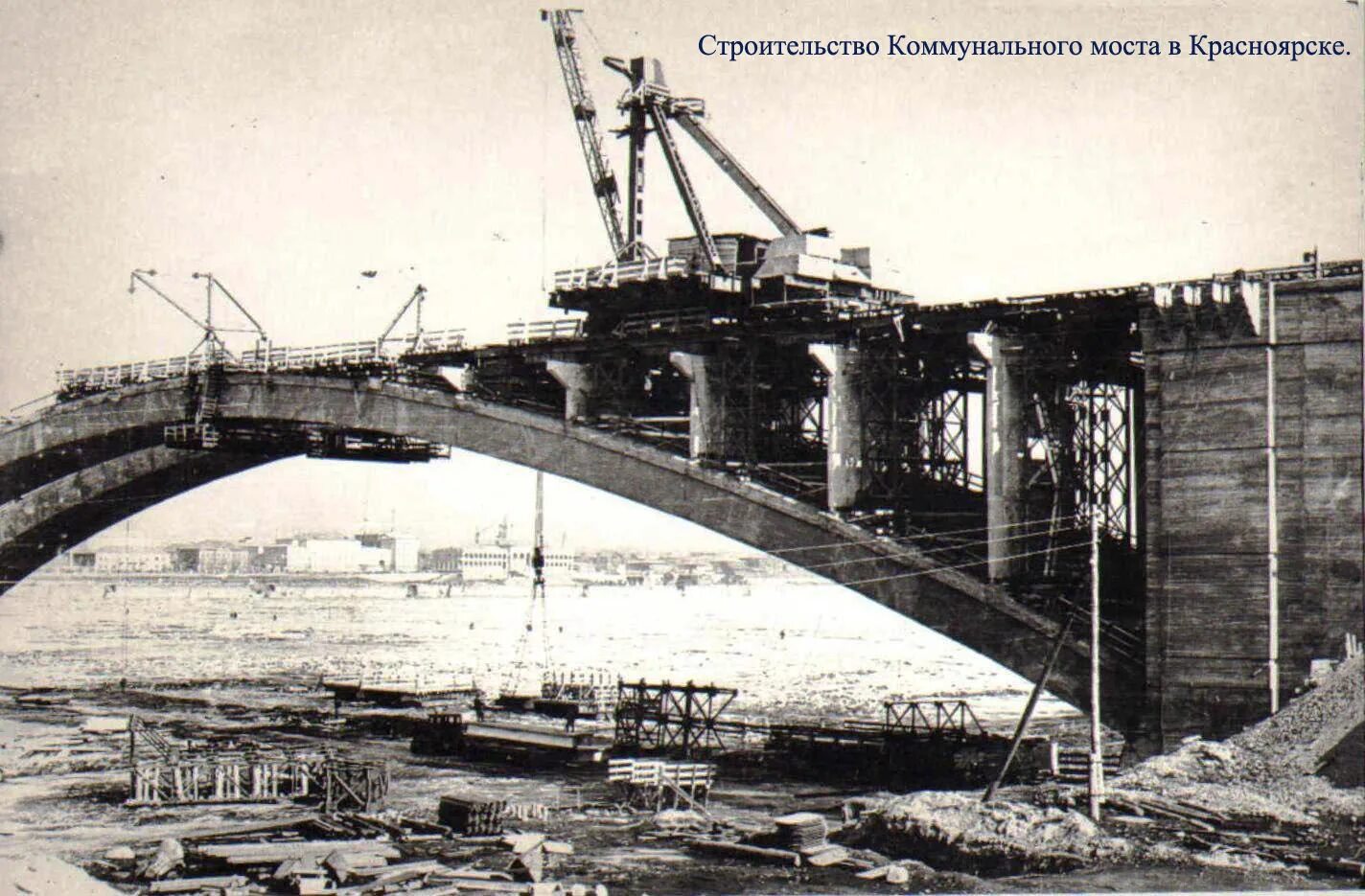 трубопровод теплосети. строящийся многоэтажный дом. коммунального строительства. технический надзор в строительстве. коммунальные услуги иконка.