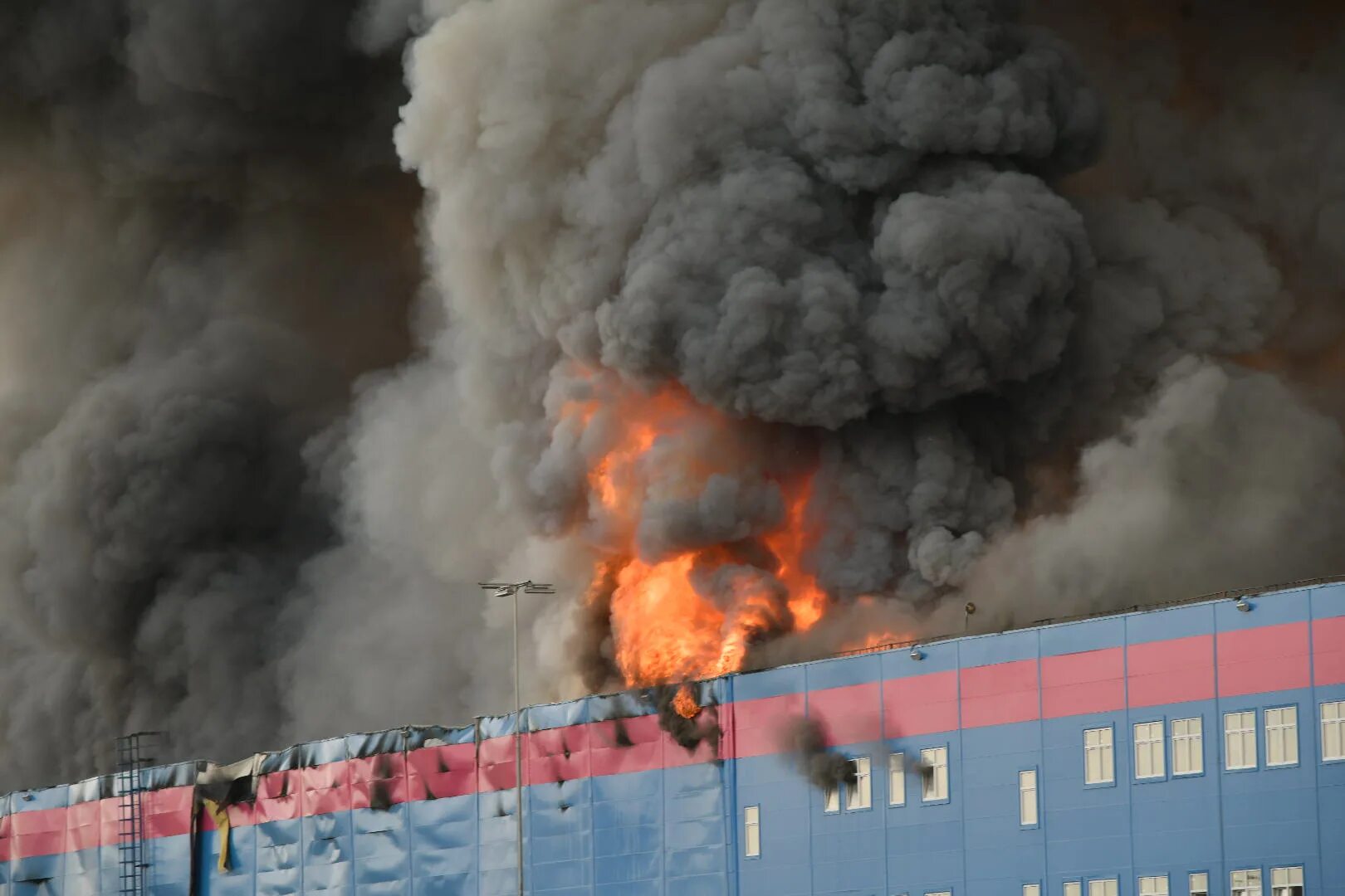 пожар озон 2022. кто поджег склад валберис. пожар на складе озон 3 августа 2022. горящее здание. кто поджег склад валберис.