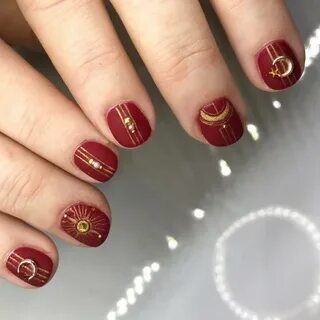 Красный с золотом маникюр на короткие ногти