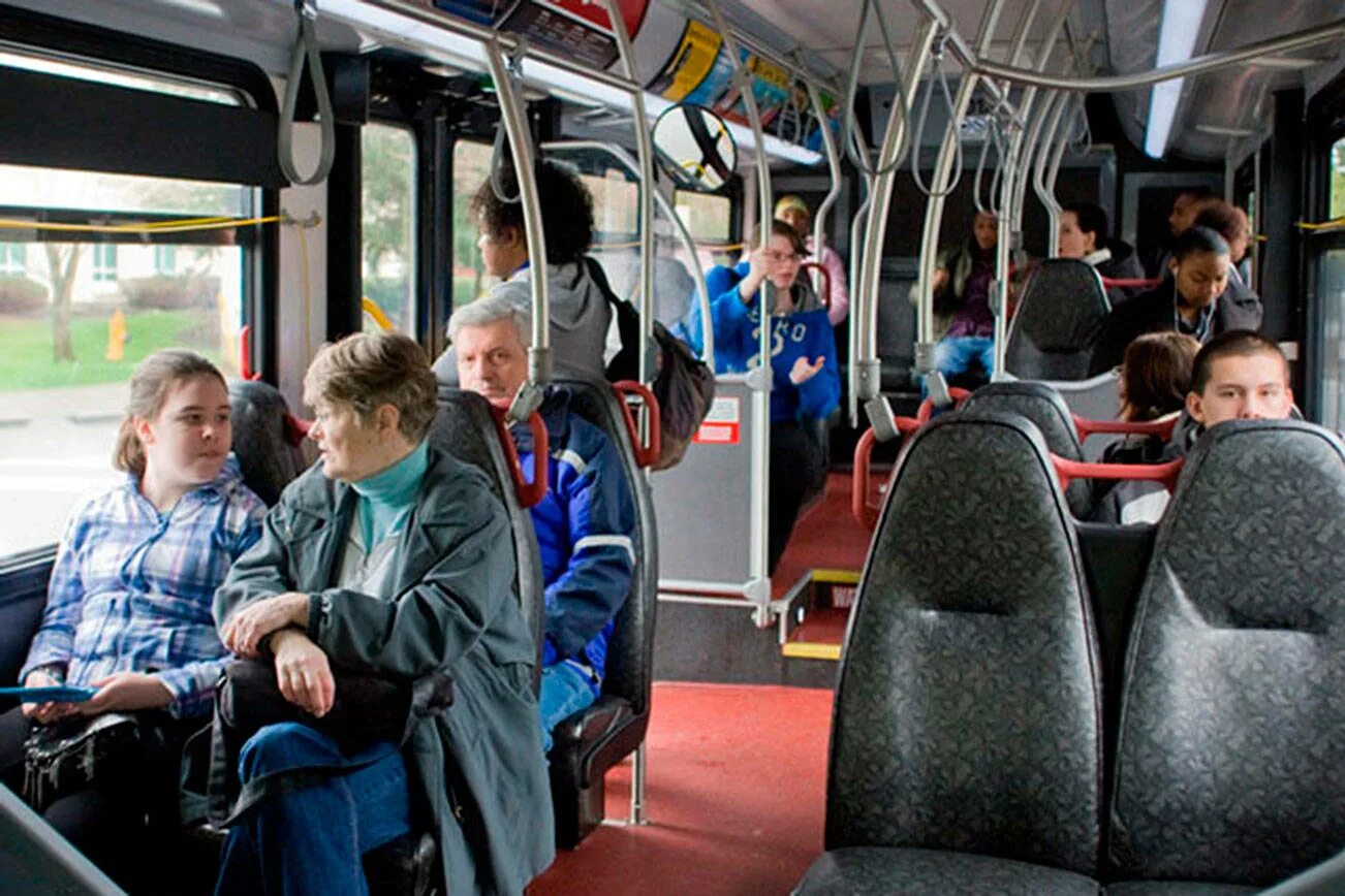 Автобус внутри с людьми. Салон автобуса с людьми. Пассажиры в автобусе. Автобус из нутри с люльми. В автобусе можно разместить