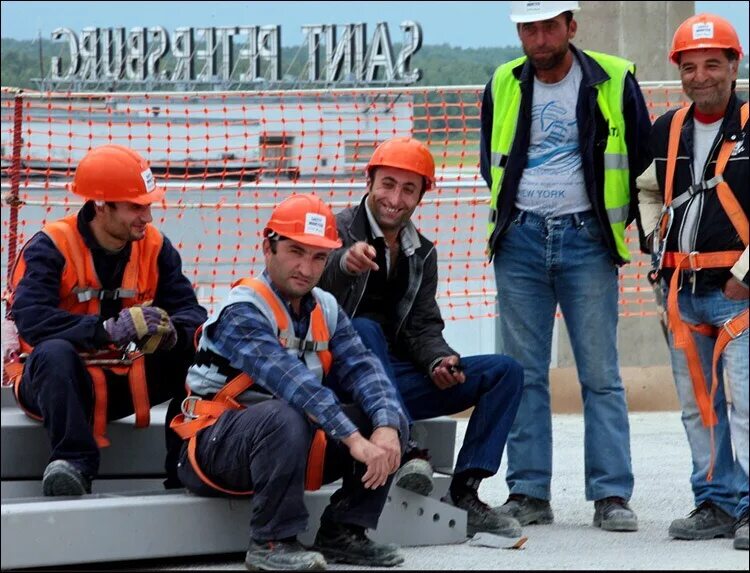 Таджики в санкт петербурге. Мигранты строители. Гастарбайтеры на стройке. Таджики на стройке. Трудовые мигранты в Санкт-Петербурге.