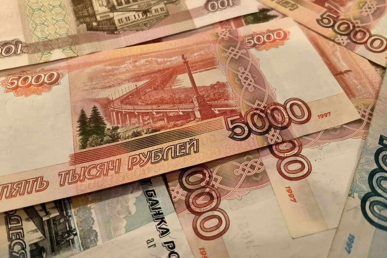 100 триллионов рублей арестовали. 5 Тысяч рублей по 100 рублей.