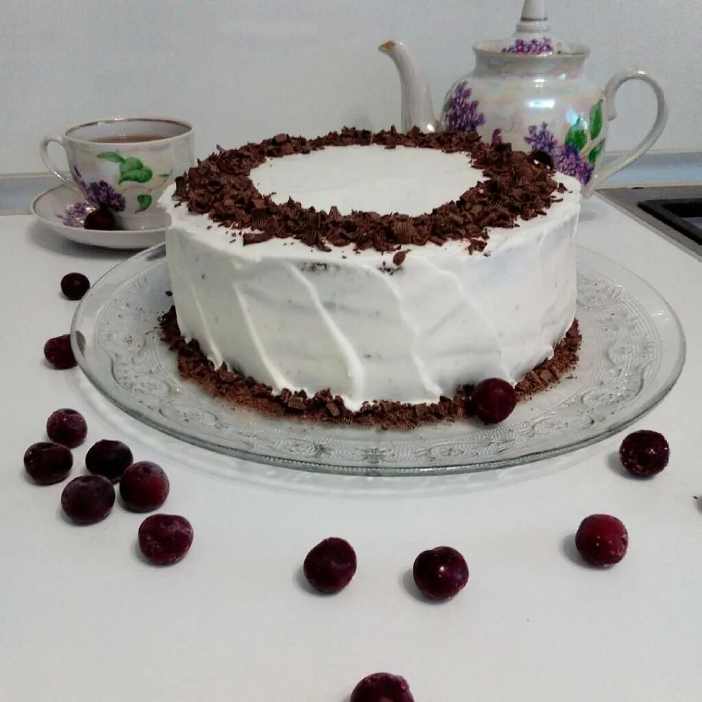 Торт черный лес классический с вишней рецепт. Торт "чёрный лес" (Black Forest Cake). Торт чёрный лес с кремом чиз. Декор шоколадного торта с черный лес. Украшение торта черешней.