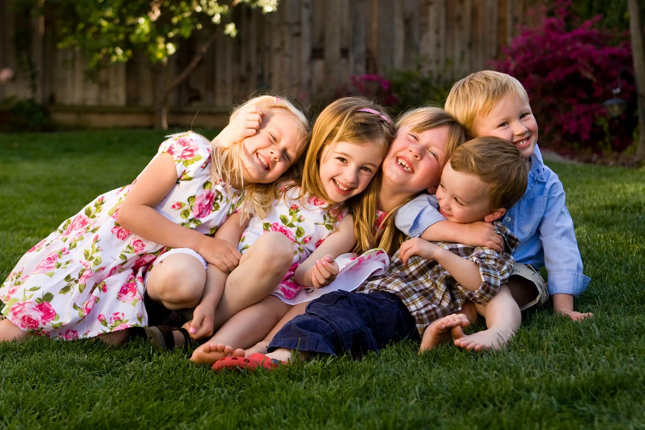 Children laughing. Дети смеются. Много детей. Дружные брат и сестра. Дружные дети.