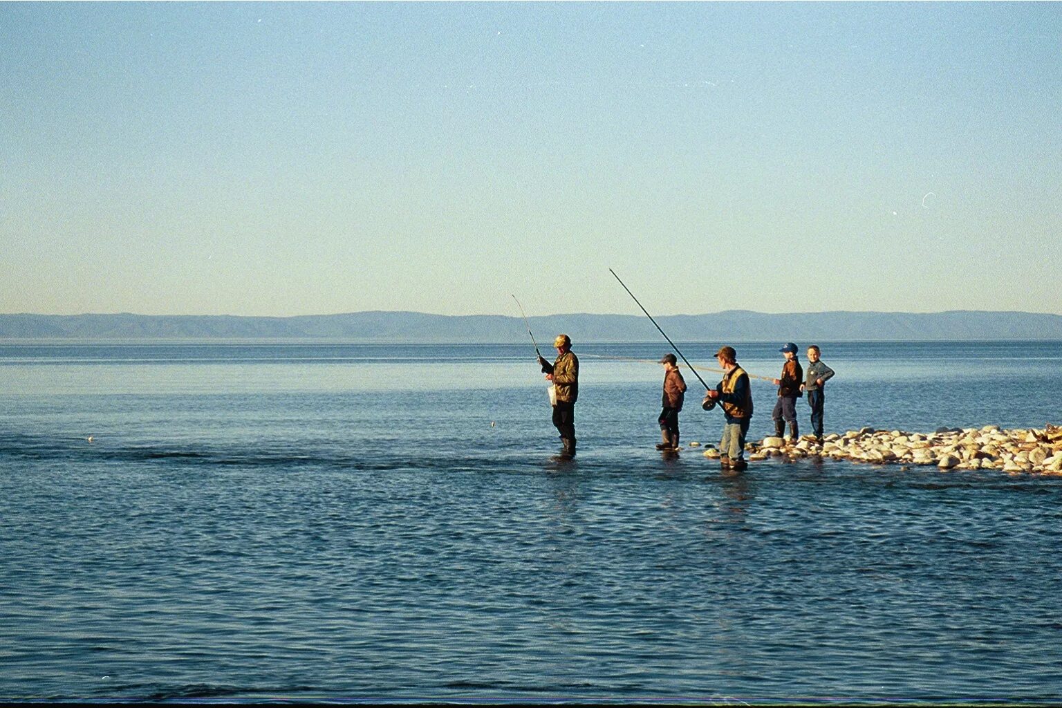 Любительский лов рыбы. Озеро Байкал рыбалка. Рыбалка Байкал омуль. Рыбалка на Байкале летом. Река Селенга рыбалка.