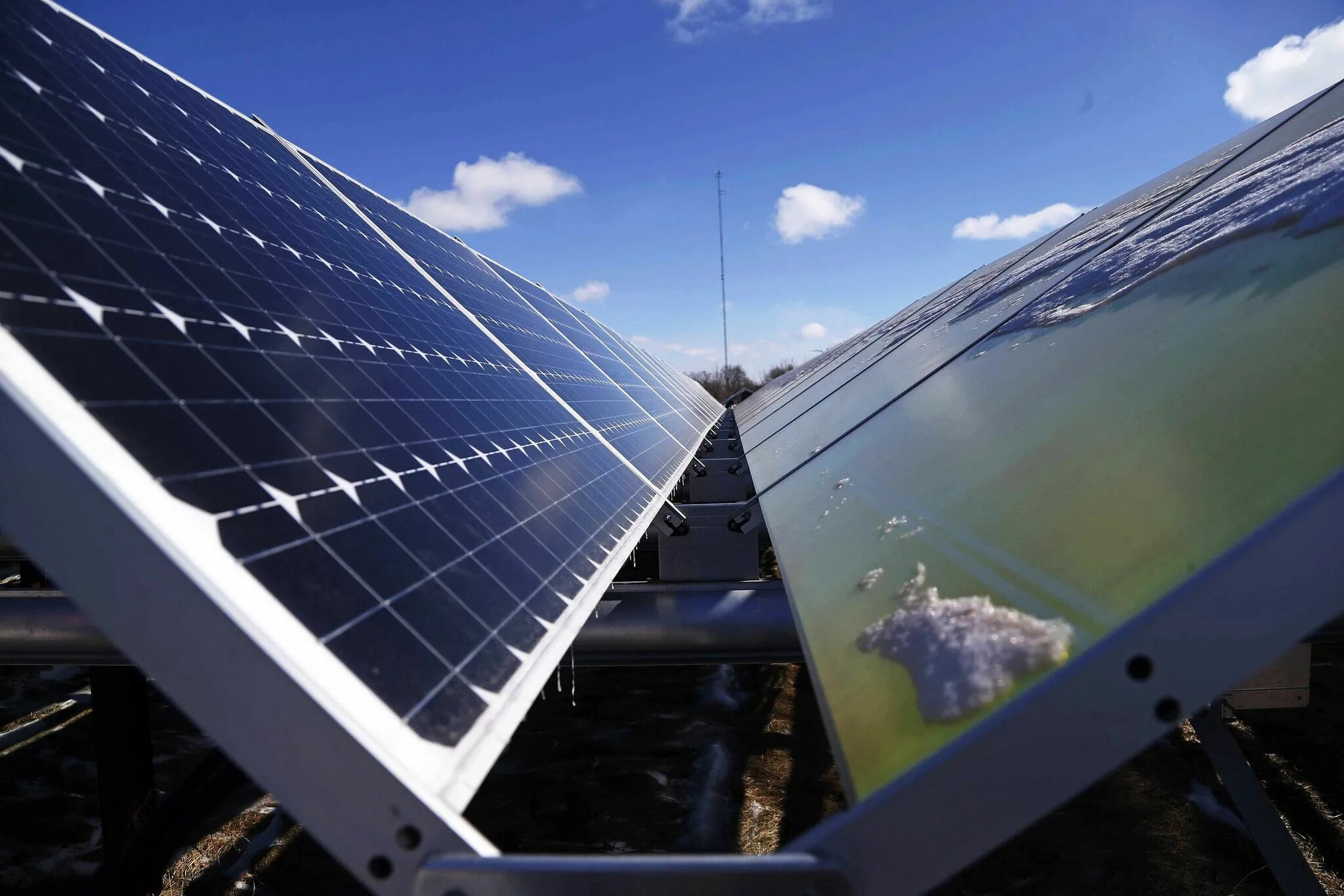 Первая в мире Солнечная батарея. Прототипы солнечных батарей. Солнечные панели на месторождении. Специалист по солнечным технологиям. Прототип солнца