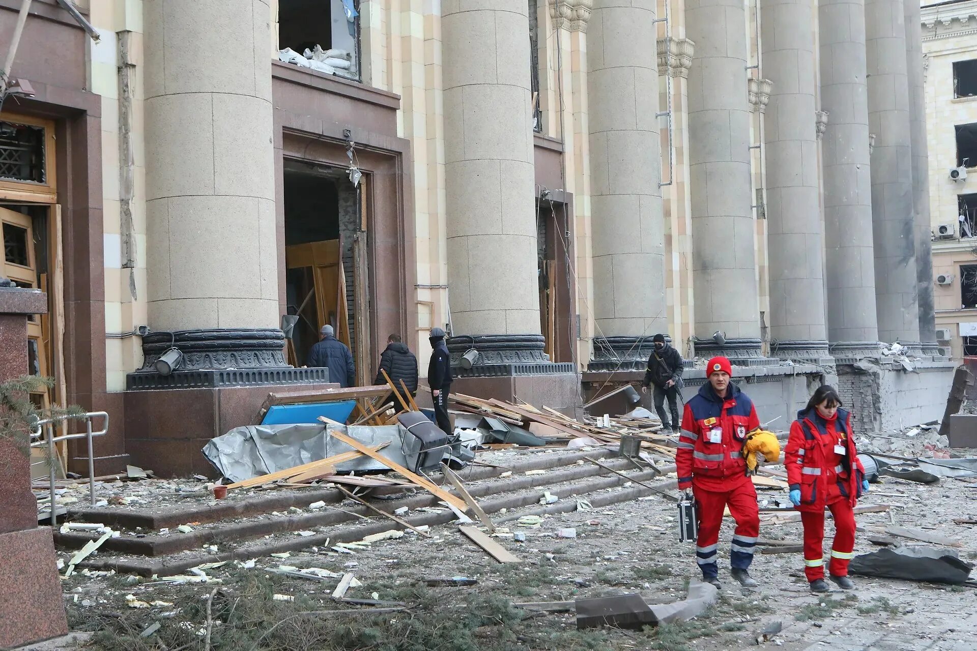 Украина последние новости на сегодня правда тв. Харьковская ОГА. Николаев здание обладминистрации. Николаев разбор завалов. Удар по Харьковской администрации 2022.