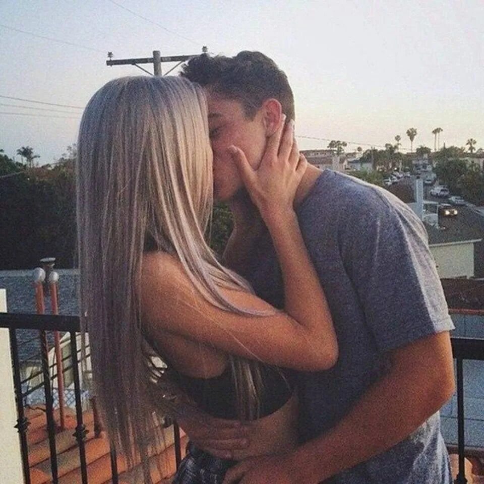 Русые волосы у парней. Поцелуй с блондинкой. Парень обнимает девушку. Фото светлых девушек с парнем. Парень и девушка.