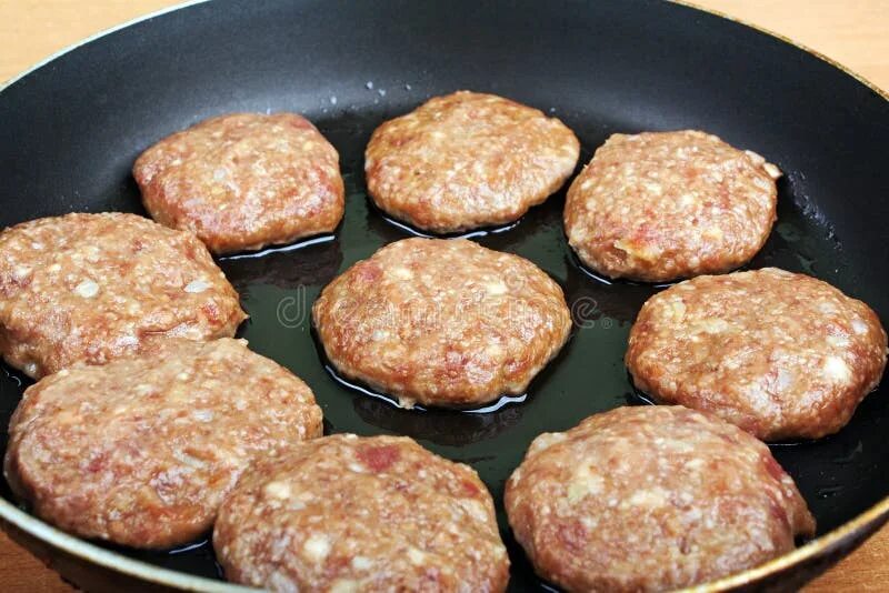 Котлеты с закрытой крышкой. Котлеты на сковороде. Котлеты с закрытой крышкой. Котлеты с закрытой крышкой. Котлеты жарятся на сковороде.