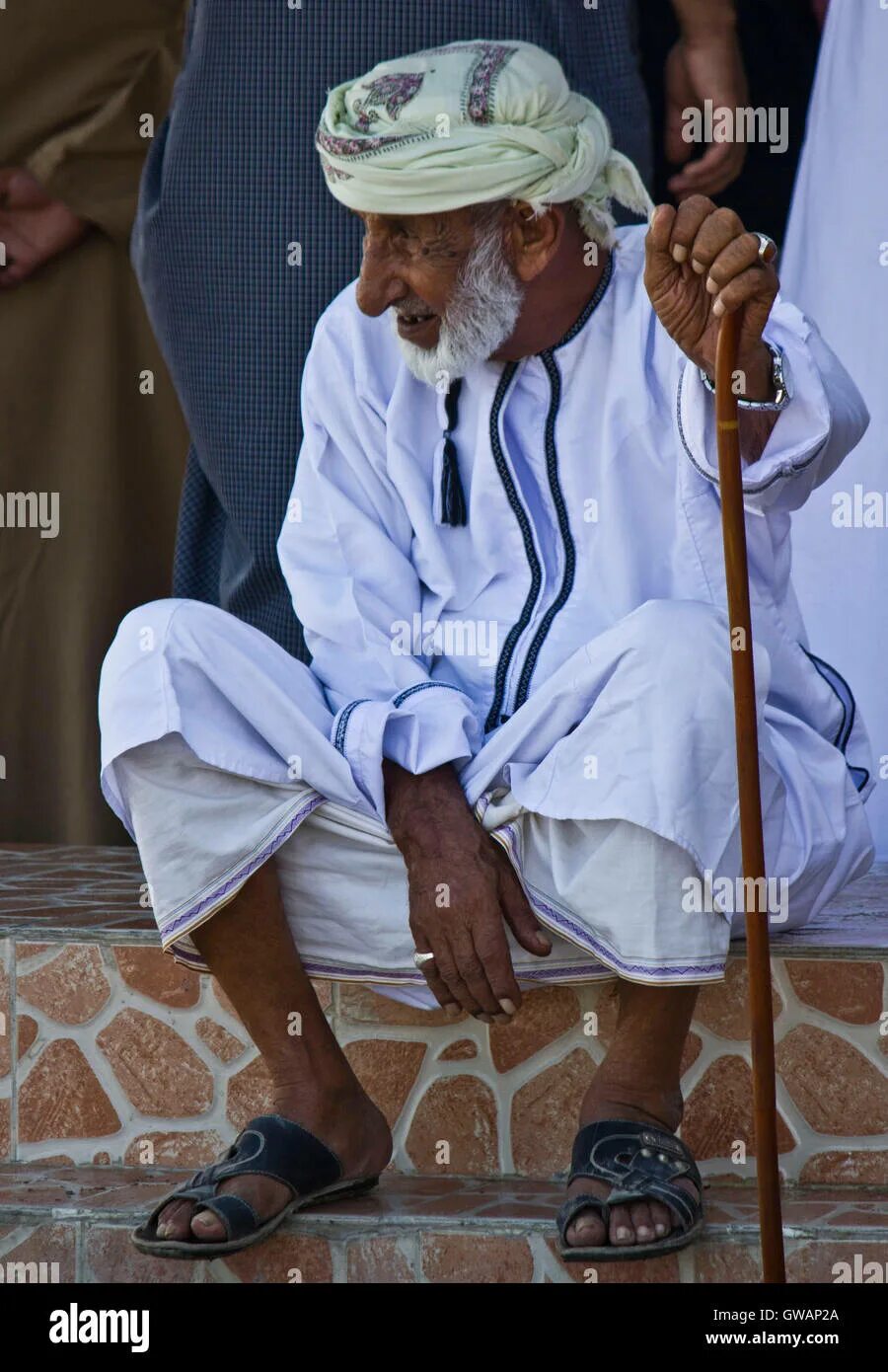 Дедушка араб. Старик араб. Арабский дед. Старик араб молится. ОАЭ старики.