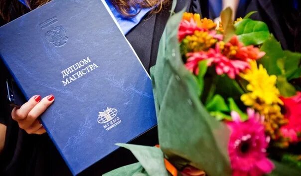 Успешный выпускник вуза. Девушка с дипломом. Девушка в конфедератке. Человек с кучей дипломов. Как подписать фото с дипломом в руках.