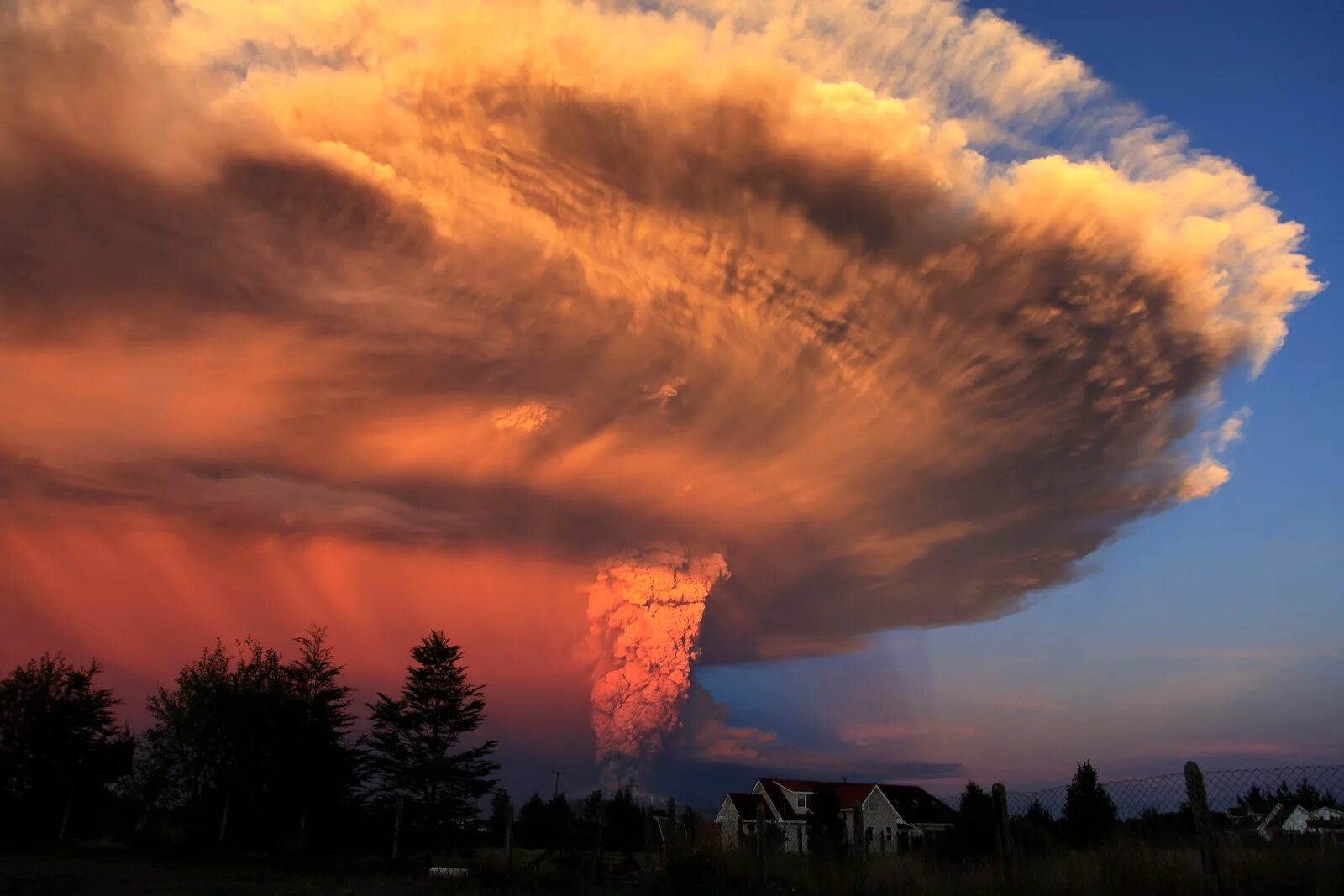 Катаклизмы информация. Вулкан Кальбуко в Чили. Извержение вулкана Кальбуко. Извержение вулкана Кальбуко Чили 2015. Взрыв вулкана Кальбуко в Чили 2015.