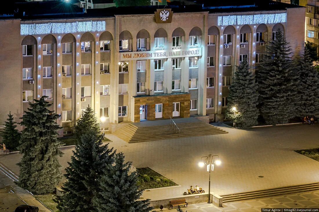 Город Черкесск Карачаево-Черкесской Республики. Столица КЧР. Мэрия гор Черкесска. Ночной Черкесск.