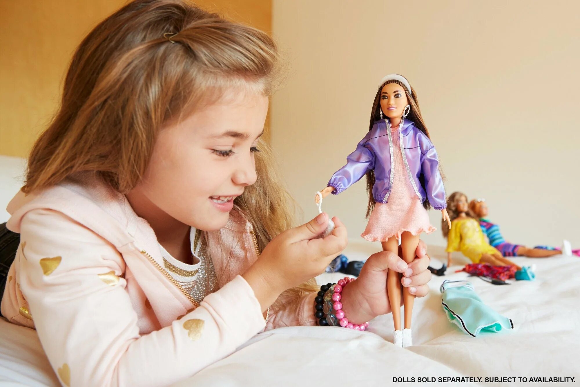 Кукла давай играть. Barbie fashionistas 86. куклы барби с детьми. дети играющие с куклами. девочка с куклой в руках.