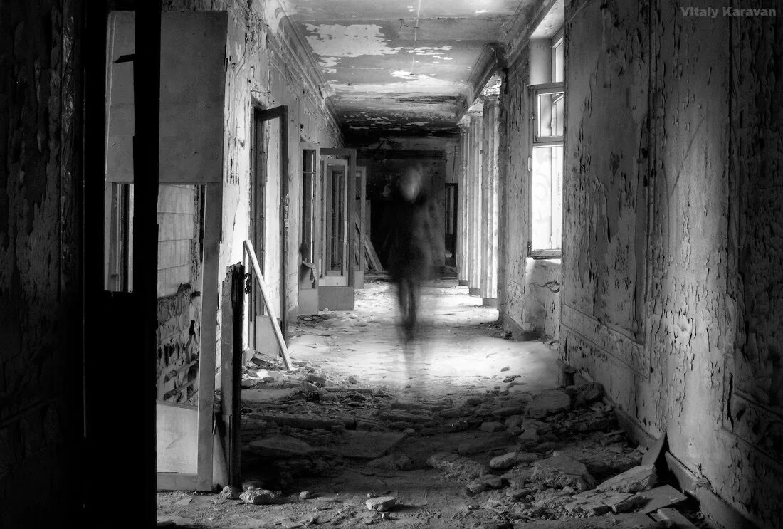 Призраки в заброшенных зданиях. Заброшенная комната. Приведение в заброшенном здании. Заброшенный особняк с привидениями. Заброшенные особняки в сша с призраками.