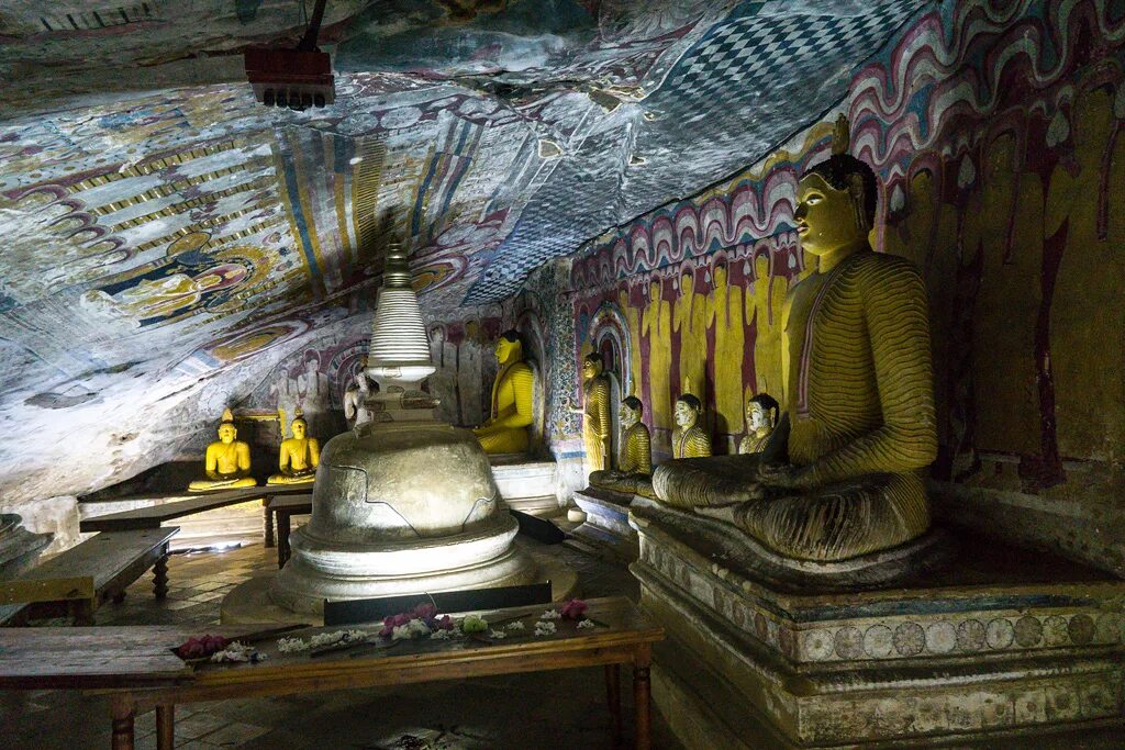 Золотой пещерный храм Дамбулла Шри Ланка. Шри Ланка пещера храм Дамбулла. Буддийский храм Дамбулла Шри Ланка. Золотой Будда Дамбулла Шри-Ланка.