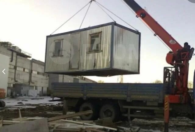 Стоит подъем краном. Стоит подъем краном