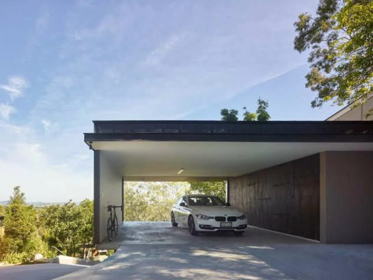 Примыкающий припаркованные. Modern Carport. Гараж с навесом в современном стиле. Навес для автомобиля с плоской кровлей. Навесы для машины в современном стиле.