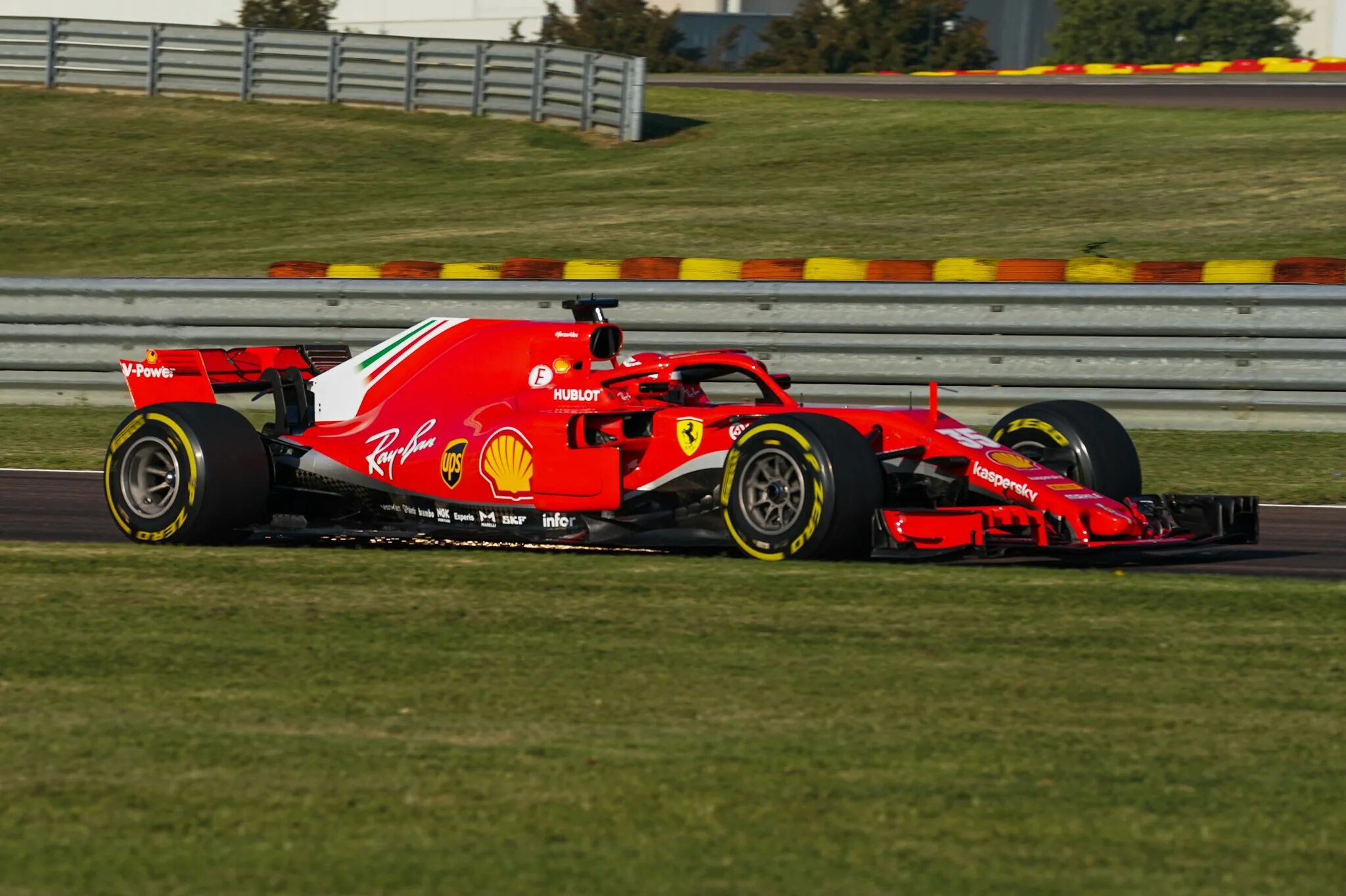 Болид ф1 Ferrari. Феррари 2018 ф1. Феррари ф1 2022. Ferrari sf71h f1.