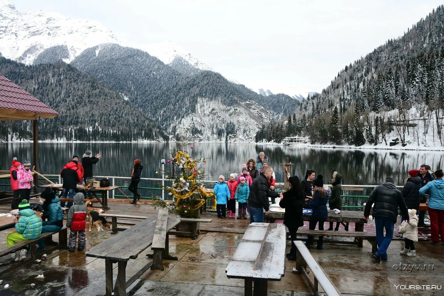 Времена года абхазия. Озеро Рица Абхазия зимой. Абхазия Рица озеро туристов 2021. Абхазия озеро Рица туристы. Озеро Рица в январе.