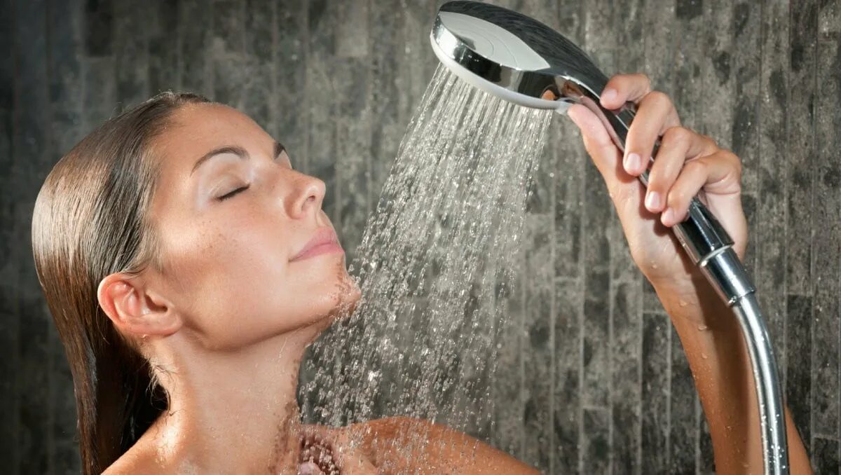 Парни под душем. Техника холодного душа манипуляция. Hansgrohe raindance. Техника холодного душа манипуляция. Техника холодного душа манипуляция.