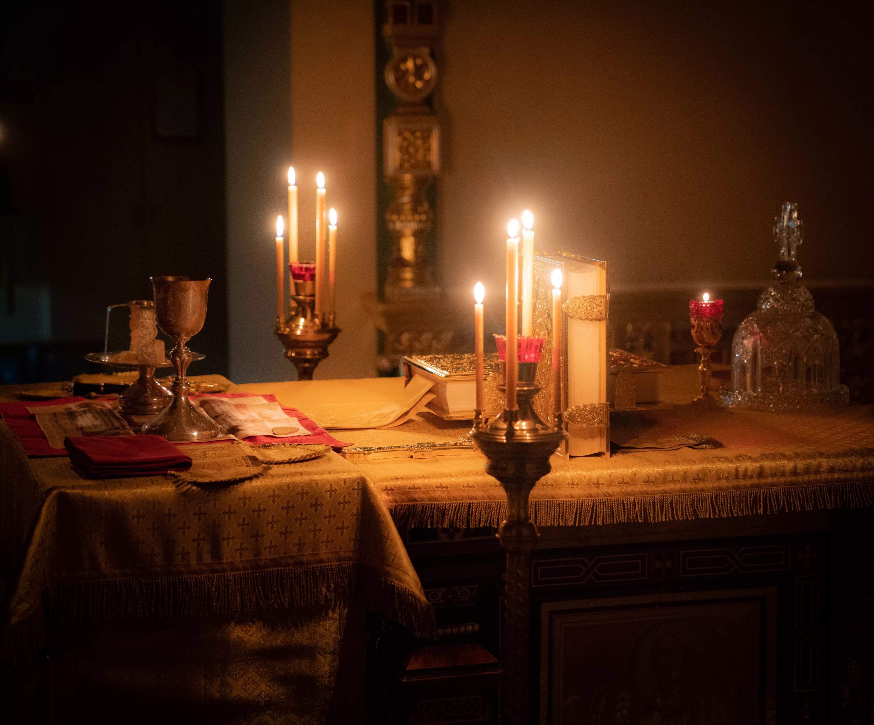 Крестный ход вокруг храма на пасху. Пасхальная ночь церковь. Церковное богослужение – пасхальная литургия. Ночное пасхальное богослужение. Ночная служба в монастыре.