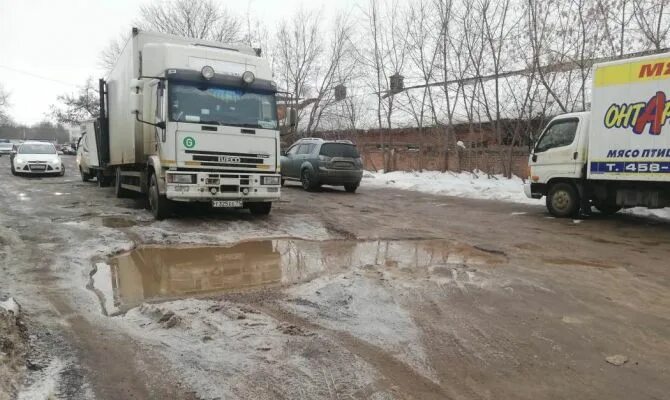 Когда закроют дороги для грузовиков. Фура застряла в яме. Застрявший грузовик в яме. Авария на Одоевском шоссе сегодня Тула. Посреди дороги в Туле появилась 1,5-метровая яма.