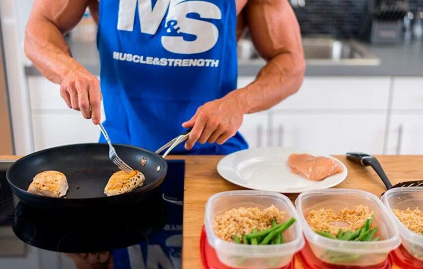 Что есть перед тренировкой в тренажерном. Еда для тренировок. Питание для спортсменов для набора мышечной. Питание и тренировки. Питание для набора мышц.