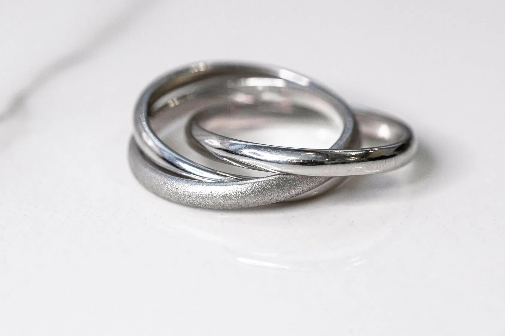 Кольцо тринити серебро с керамикой. Кольцо тринити золото с керамикой. Кольцо тринити 585 серебро. Кольцо тринити серебро с керамикой. Кольцо тринити санлайт.