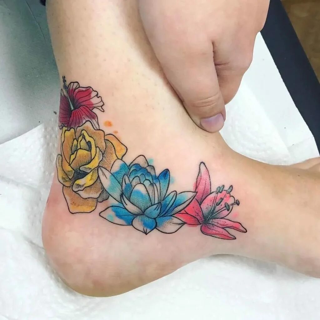 Тату на ноге женские. Тату на ноге. Тату для девушек. Тату лотос на щиколотке. Тату цветы на лодыжке.