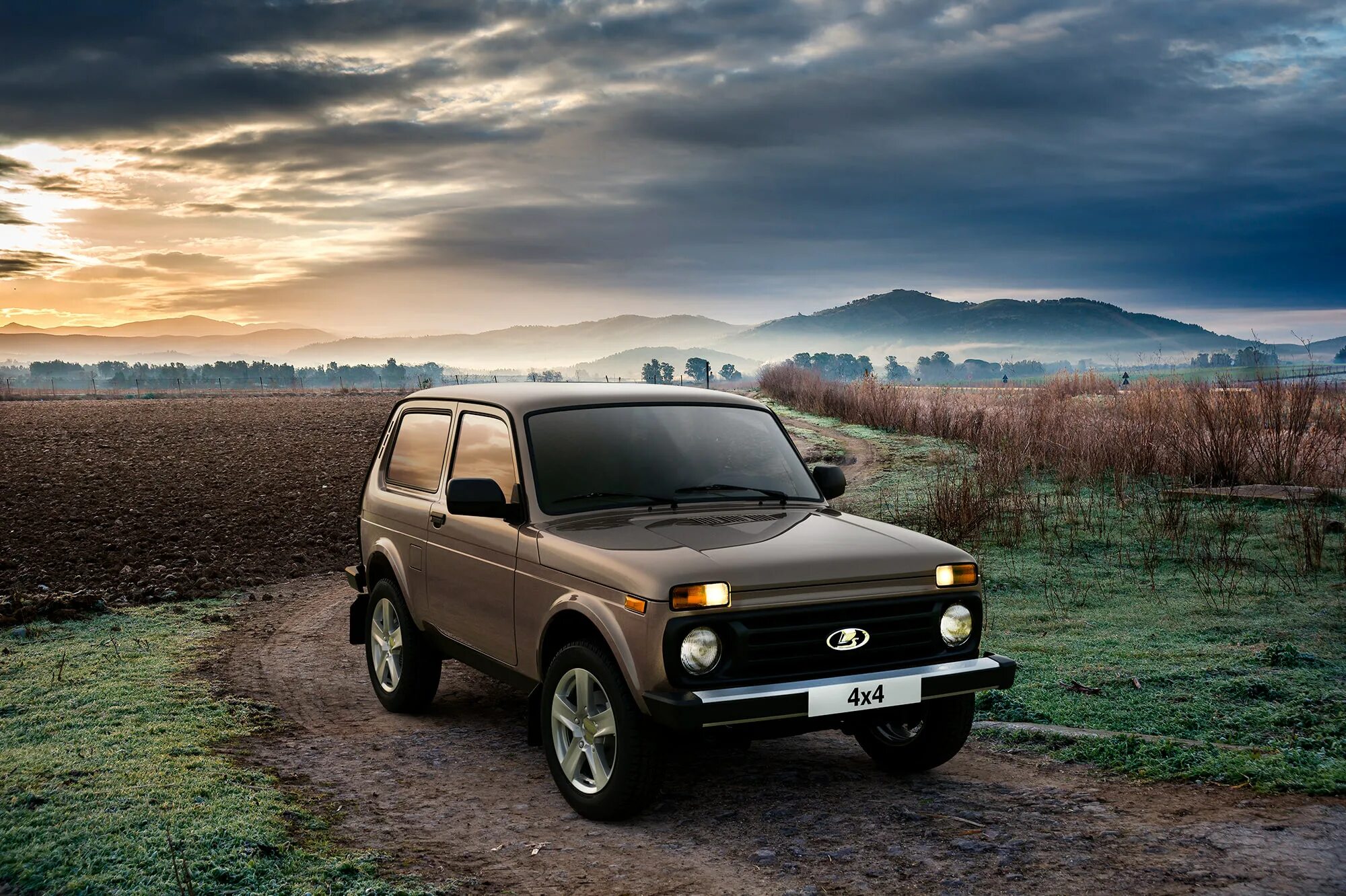 Фото машины нива. Лада-Нива 4х4. Нива 4х4 трехдверная. Внедорожник Lada Niva Legend. Лада Нива 3 дверная.