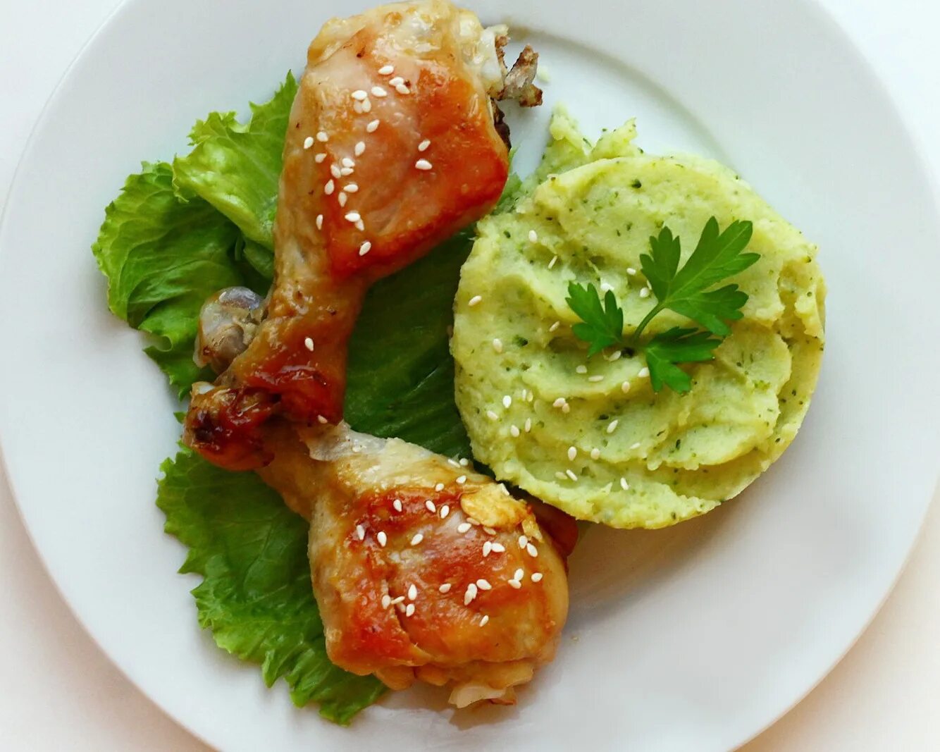 Картофельные куриные ножки. Картофельные куриные ножки. Куриная голень в панировке с картофельным пюре. Картофельное пюре с курицей. Ножки с отварным картофелем.