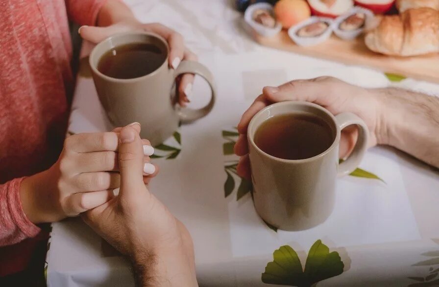 С чем лучше пить чай. Чай с пирожками. Утренний чай на двоих. Кружка чай. Кружка чая с лимоном.