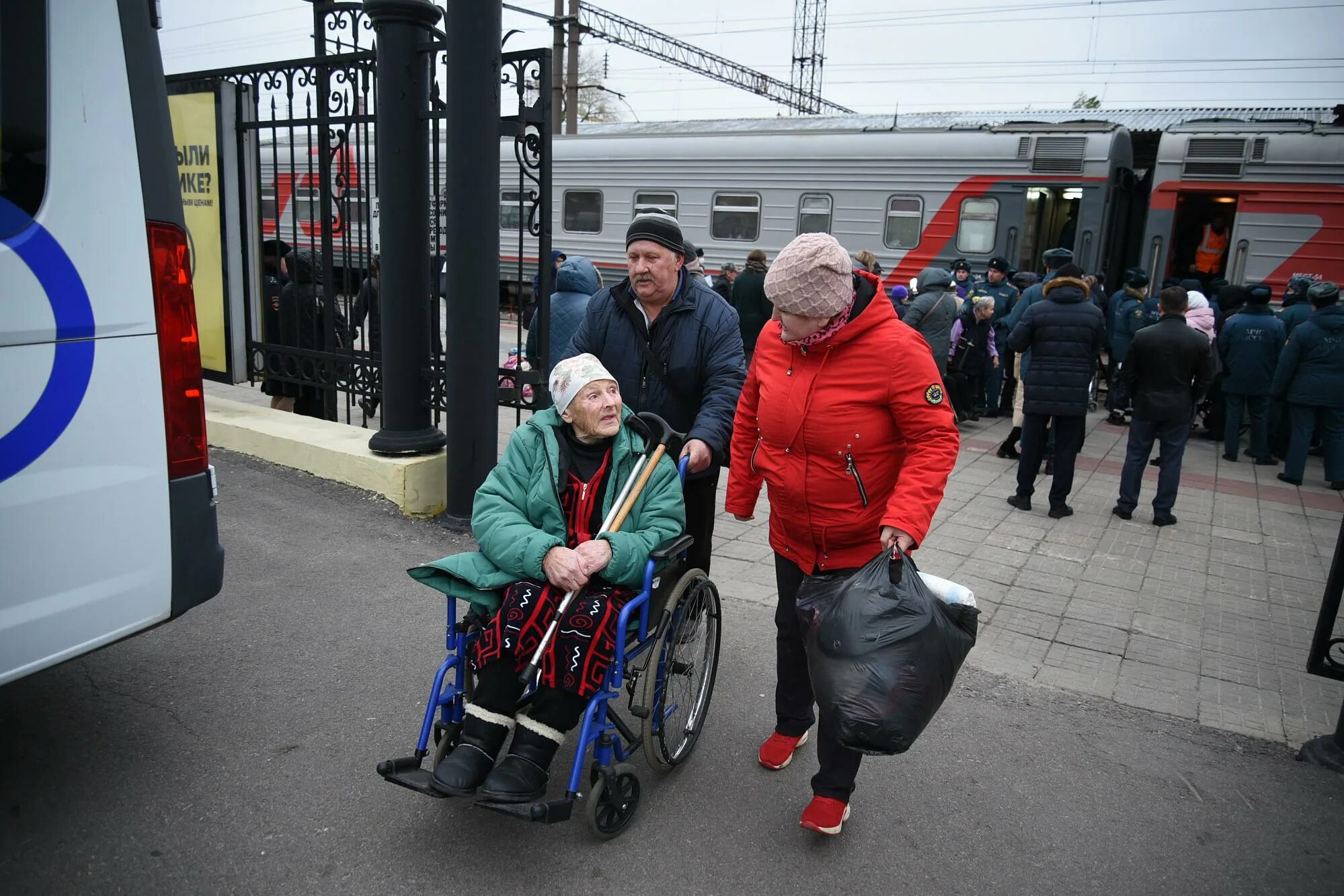 Эвакуация города. Переселенцы. Эвакуация идет. Эвакуация жителей Херсонской области. Города переселенцы