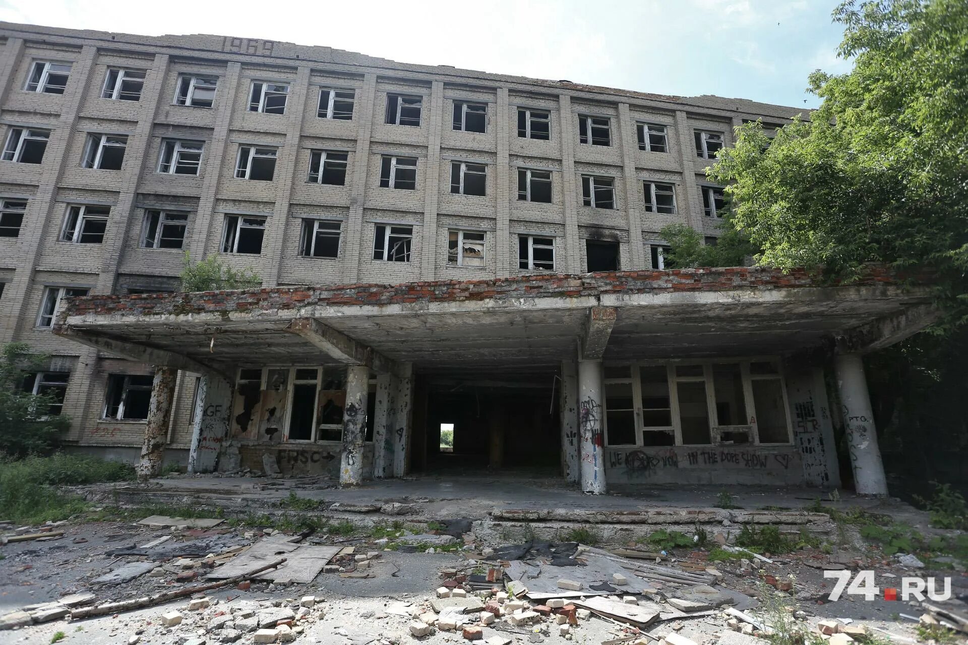 Челябинский элеватор заброшка. Новороссийская 67б. Заброшенный мясокомбинат в шумихе. Заброшенное челябинское танковое училище. Челябинский элеватор заброшка.