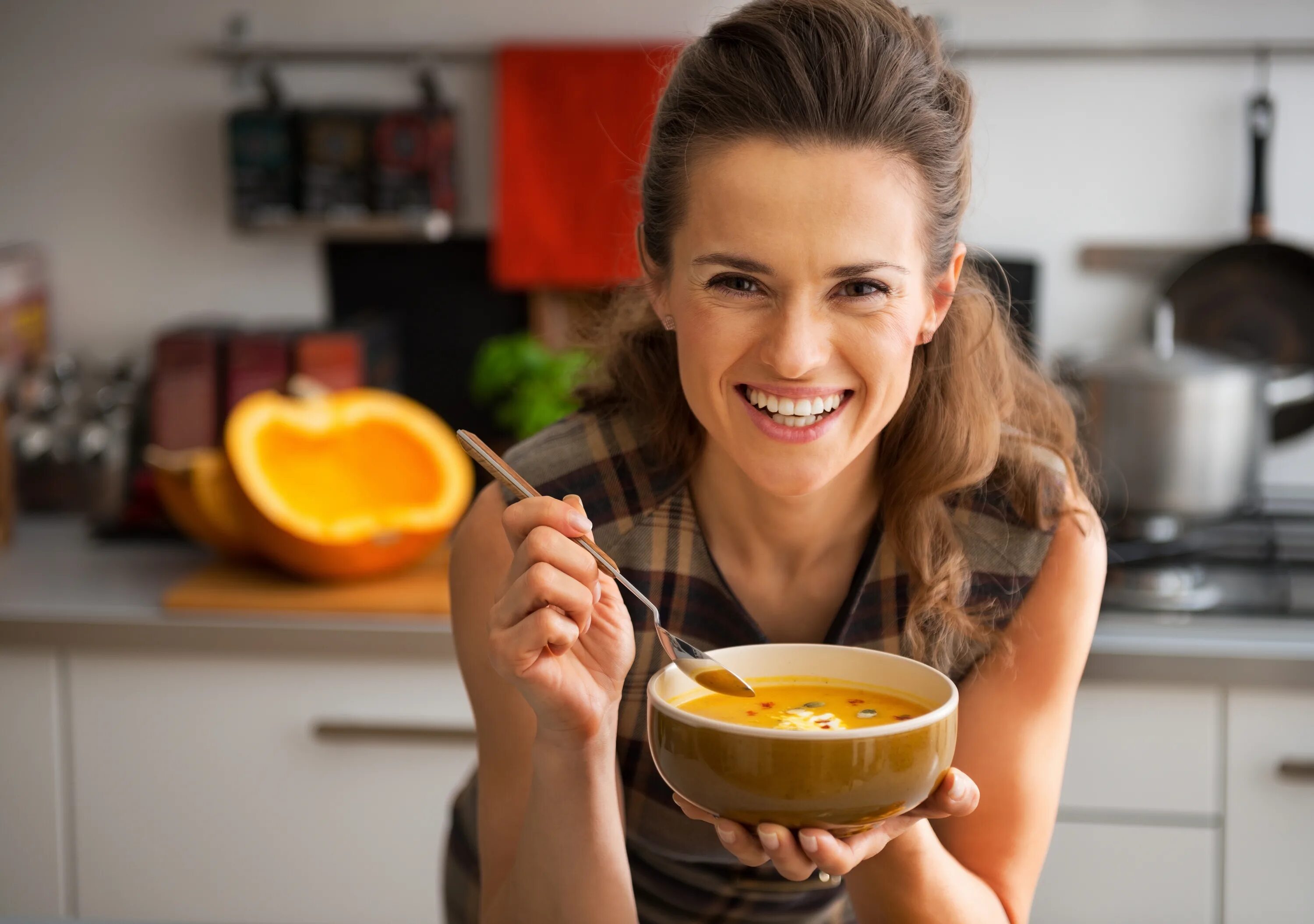Еда вкуснее после. Женщина завтракает. девушка кушает. еда на женщине. женщина ест суп.