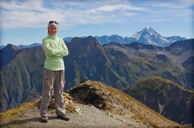 человек в горах. достигаем новых высот. достигай новых высот. успехов в покорении новых вершин. человек на вершине горы.