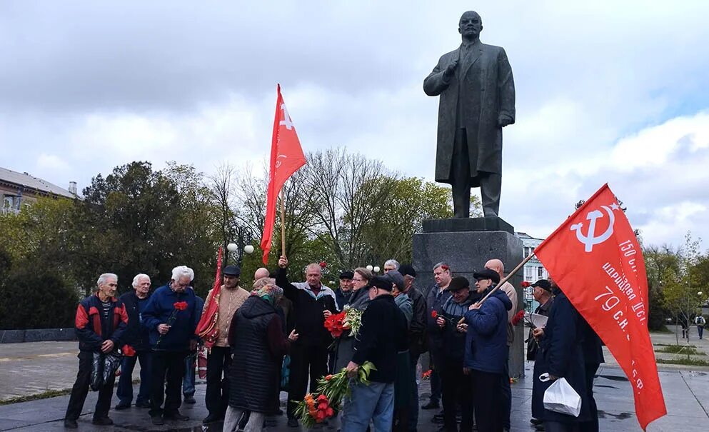 21 апреля день рождения ленина. Памятник Ленину. Памятник Ленину в сквере Ленина. 22 Апреля день рождения Ленина. Памятник на площади.