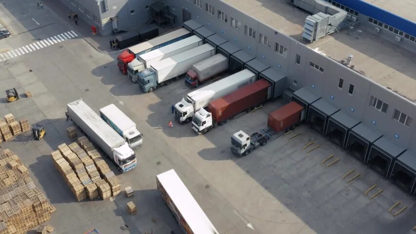 Load unload. Софийская склад пандус. Distribution Hub with Trucks. Unloading on the Ramp photo.