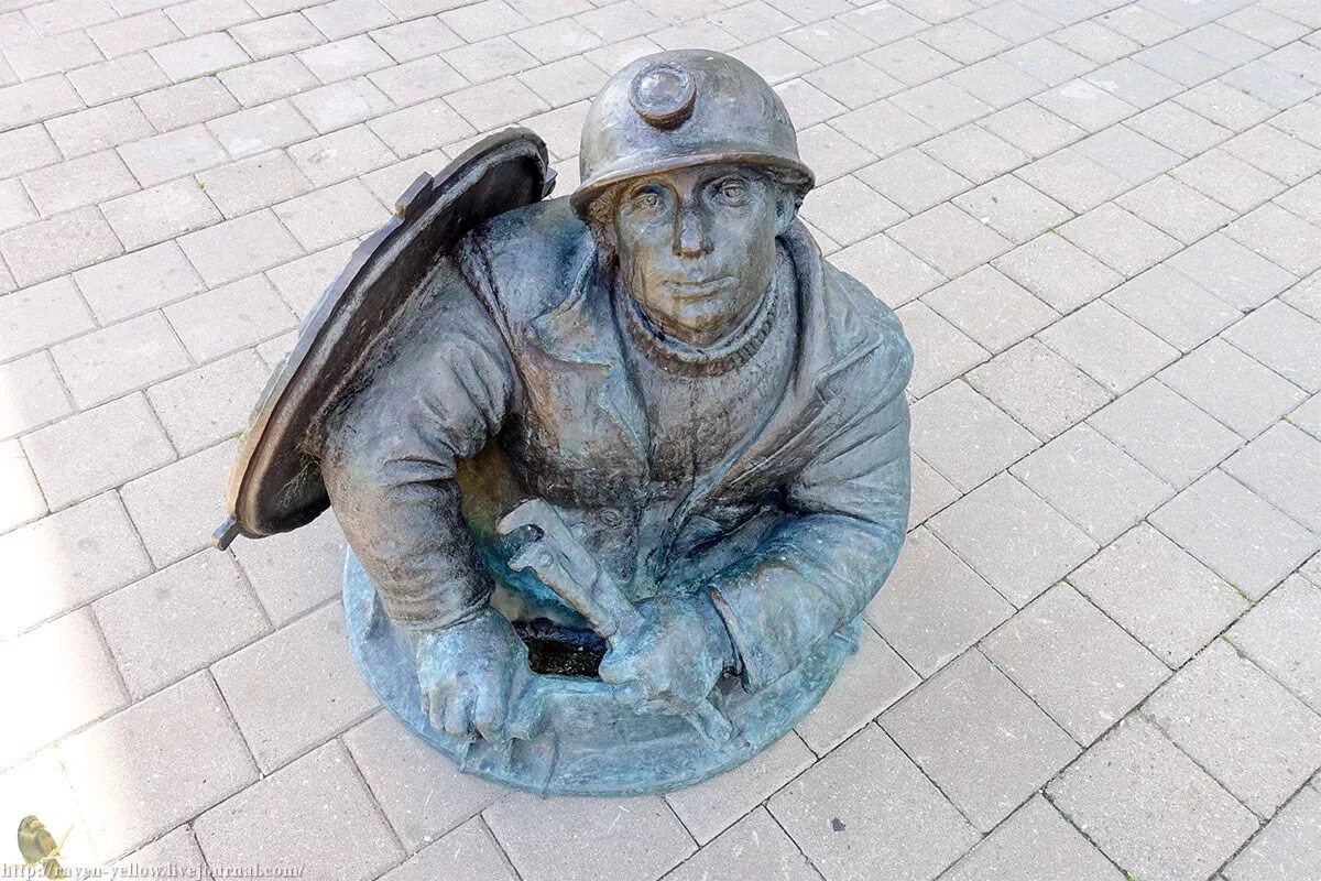 памятник сантехнику в саранске. памятник водопроводчику в омске. слесарь степаныч памятник. памятник сантехнику степанычу в омске. памятник сантехника.