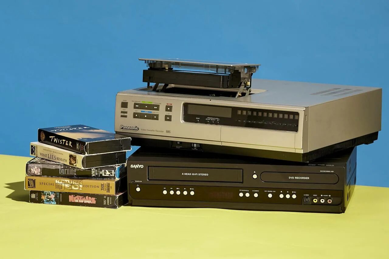 Первый видеомагнитофон сони CV-2000. VHS Panasonic видеомагнитофон кассетный. VCR видеомагнитофон. Видеомагнитофоны Хитачи 80х.