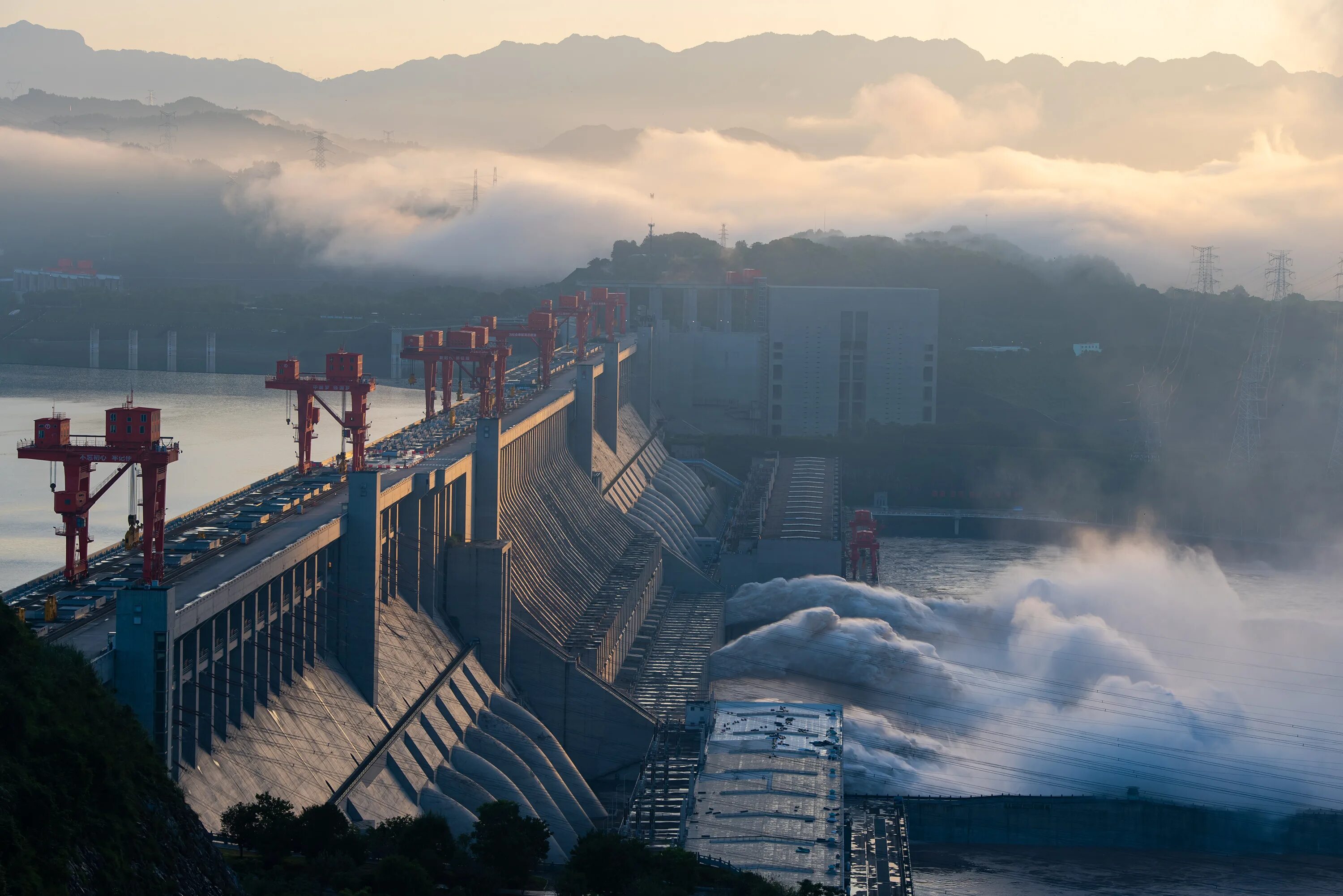 В какой стране крупнейшая гэс. Санься три ущелья. ГЭС на реке Янцзы. Три ущелья ГЭС Янцзы. Гидроэлектростанция «Санься».