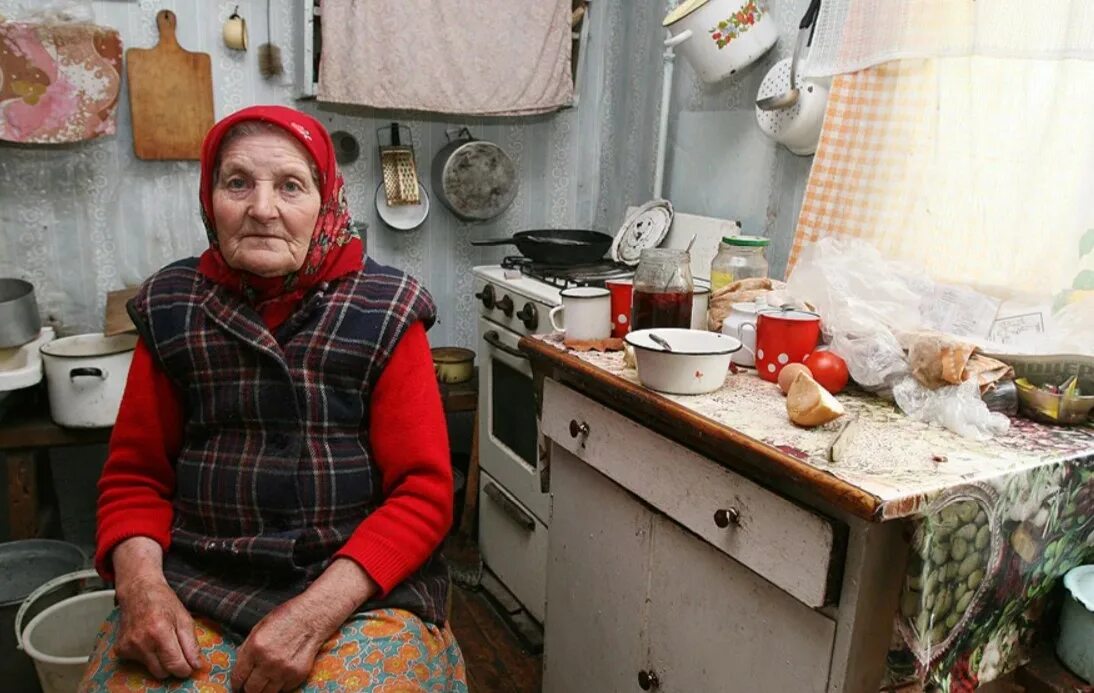 фотографии бабушек. бабушка с внуками в деревне. в юрте дед со снохой. деревня люди лица. деревенский дом старушка.